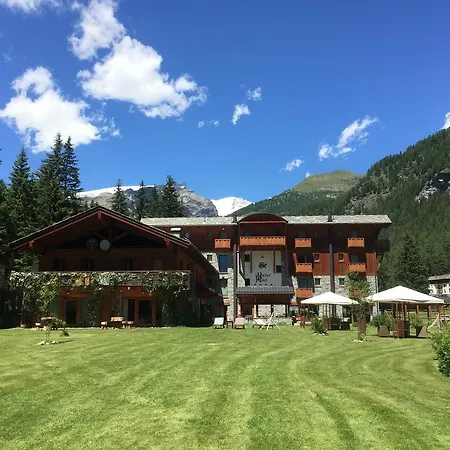 Le Rocher 4*