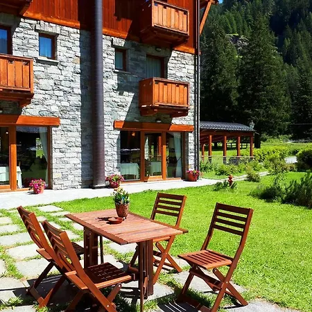 ホテル Le Rocher シャンポルク